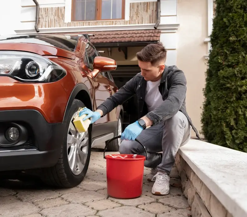 Lavage auto à domicile Perrancey-les-Vieux-Moulins : professionnel intervenant sur un véhicule